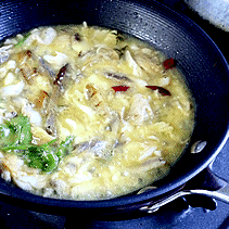 スパゲティ麺以外の材料をフライパンで炒める。